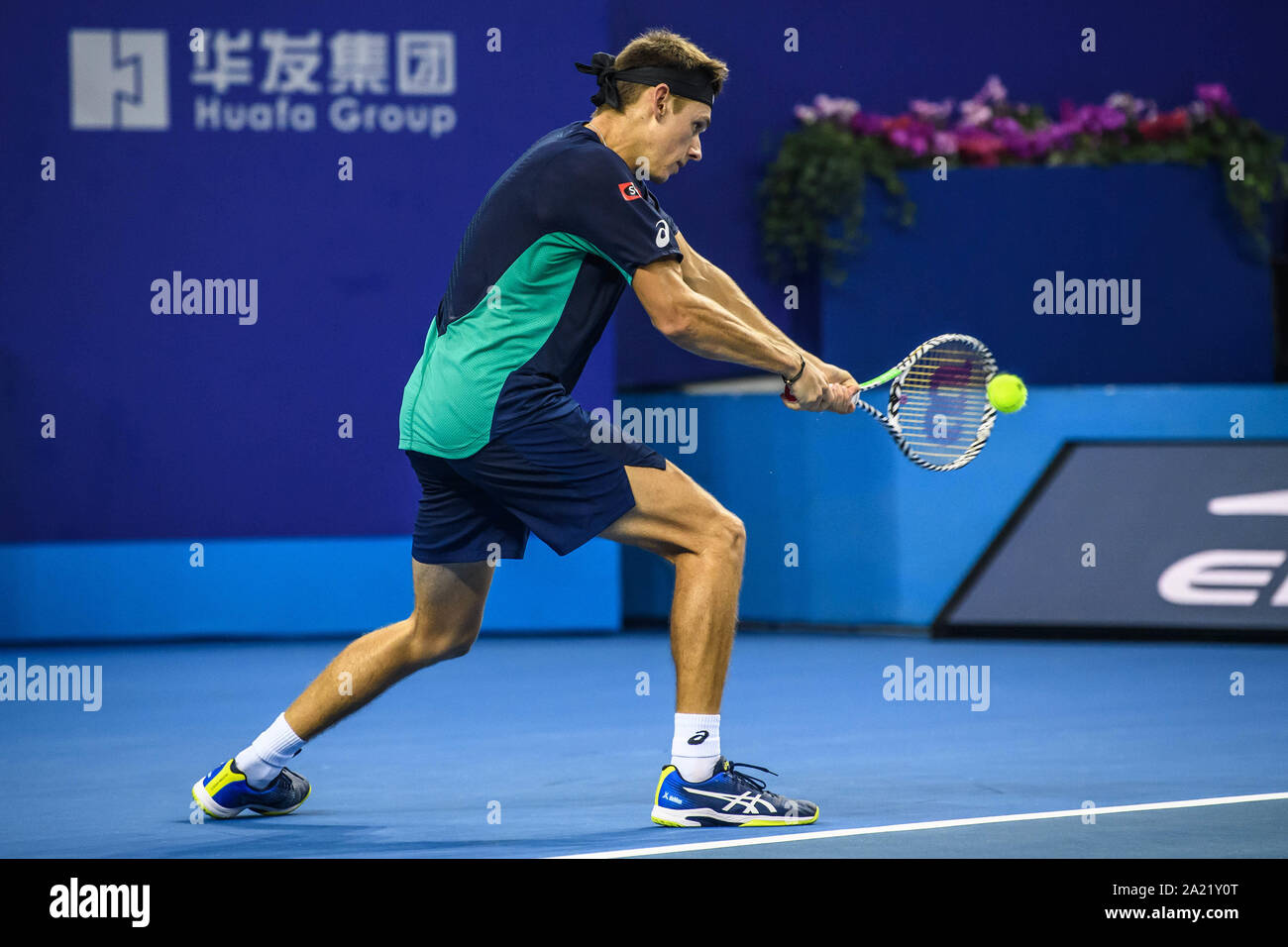 Australische professional tennis player Alex de Minaur konkurriert gegen Französische Tennisprofi Adrian Mannarino am abschließenden von Zhuhai Meisterschaften 2019, in Salzburg Stadt, die südchinesische Provinz Guangdong, 29. September 2019. Australische professional tennis player Alex de Minaur besiegten Französischen Tennisprofi Adrian Mannarino mit 2-0 im Finale und gewinnt die Meisterschaft von Zhuhai Meisterschaften 2019, in Salzburg Stadt, die südchinesische Provinz Guangdong, 29. September 2019. Stockfoto