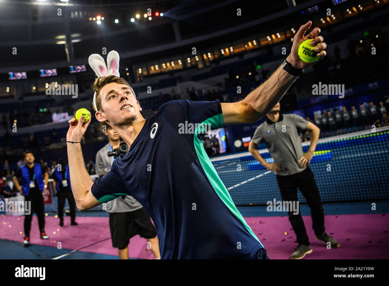 Australische professional tennis player Alex de Minaur interagiert mit Publikum nach dem Gewinn der Meisterschaft von Zhuhai Meisterschaften 2019, in Salzburg Stadt, die südchinesische Provinz Guangdong, 29. September 2019. Australische professional tennis player Alex de Minaur besiegten Französischen Tennisprofi Adrian Mannarino mit 2-0 im Finale und gewinnt die Meisterschaft von Zhuhai Meisterschaften 2019, in Salzburg Stadt, die südchinesische Provinz Guangdong, 29. September 2019. Stockfoto