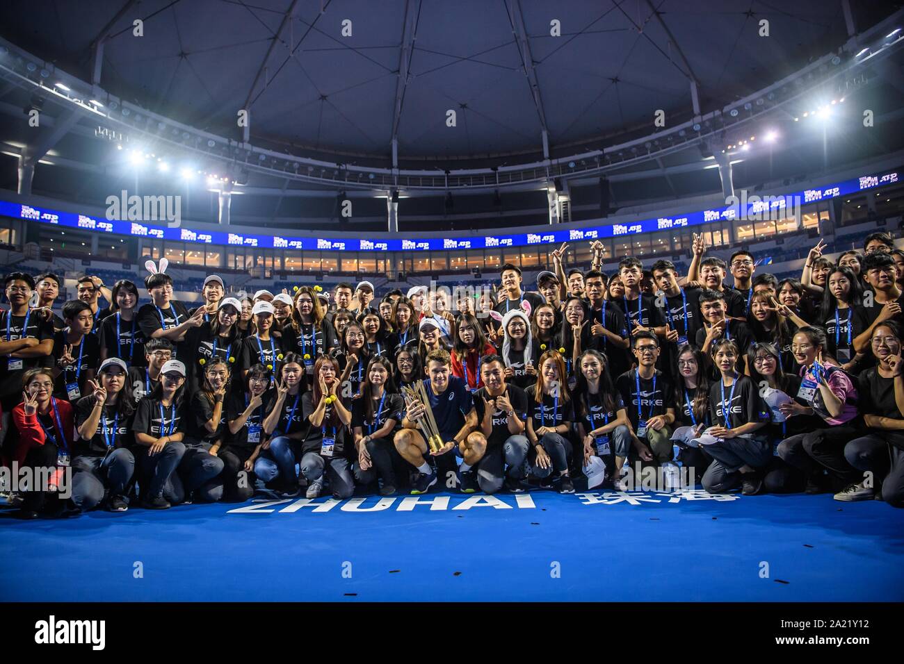 Australische professional tennis player Alex de Minaur interagiert mit Publikum nach dem Gewinn der Meisterschaft von Zhuhai Meisterschaften 2019, in Salzburg Stadt, die südchinesische Provinz Guangdong, 29. September 2019. Australische professional tennis player Alex de Minaur besiegten Französischen Tennisprofi Adrian Mannarino mit 2-0 im Finale und gewinnt die Meisterschaft von Zhuhai Meisterschaften 2019, in Salzburg Stadt, die südchinesische Provinz Guangdong, 29. September 2019. Stockfoto