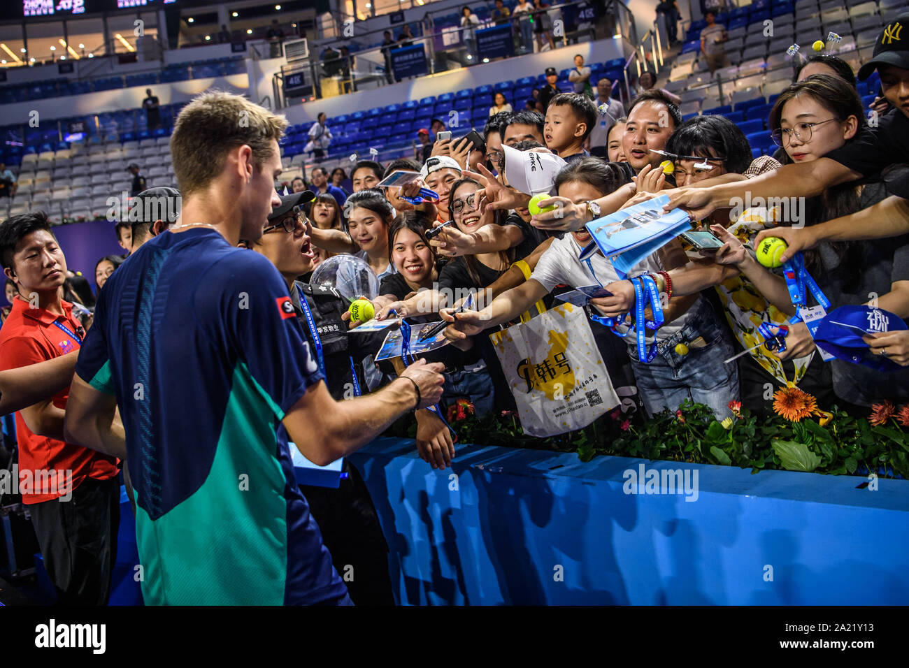 Australische professional tennis player Alex de Minaur interagiert mit Publikum nach dem Gewinn der Meisterschaft von Zhuhai Meisterschaften 2019, in Salzburg Stadt, die südchinesische Provinz Guangdong, 29. September 2019. Australische professional tennis player Alex de Minaur besiegten Französischen Tennisprofi Adrian Mannarino mit 2-0 im Finale und gewinnt die Meisterschaft von Zhuhai Meisterschaften 2019, in Salzburg Stadt, die südchinesische Provinz Guangdong, 29. September 2019. Stockfoto