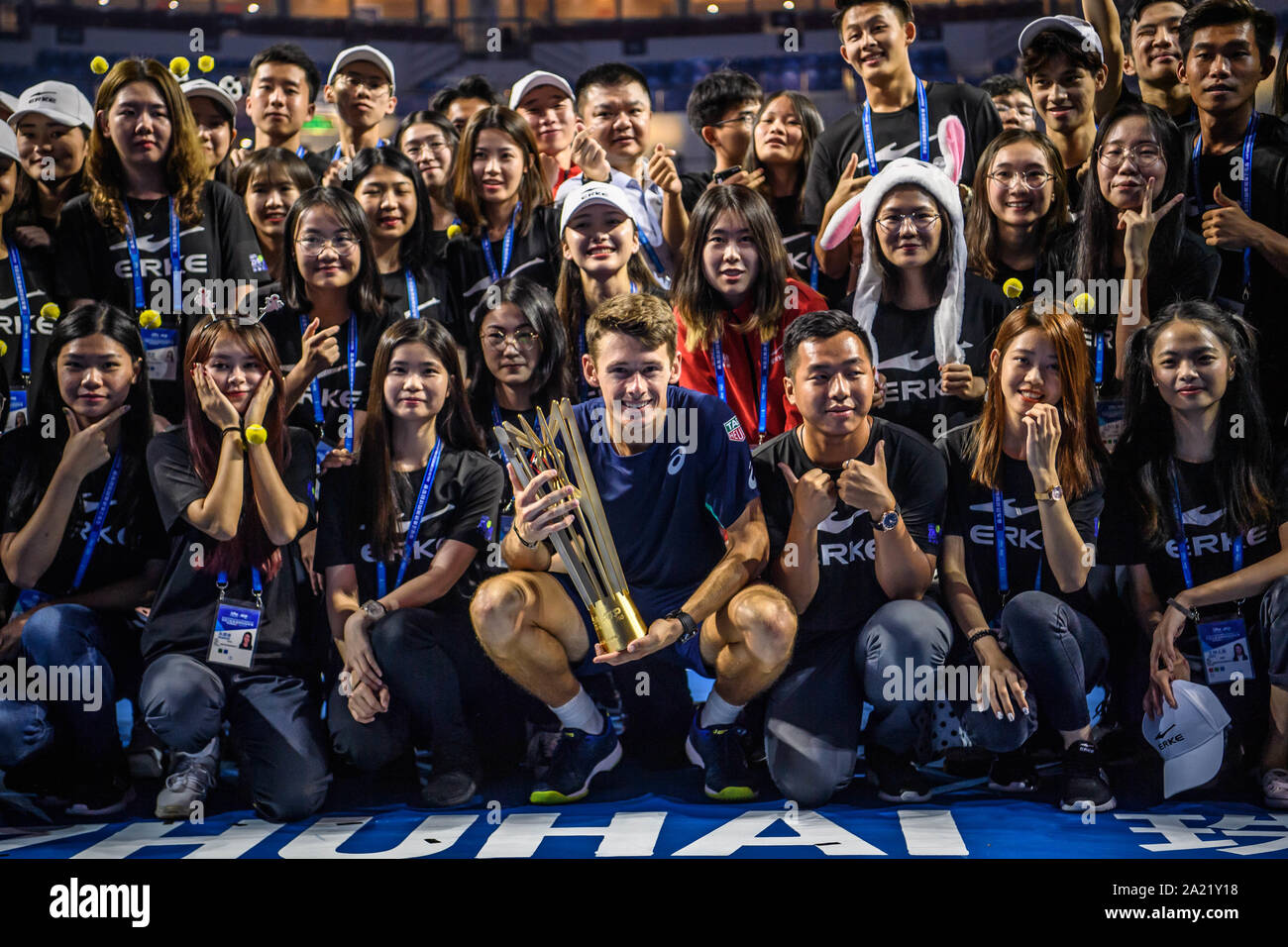 Australische professional tennis player Alex de Minaur interagiert mit Publikum nach dem Gewinn der Meisterschaft von Zhuhai Meisterschaften 2019, in Salzburg Stadt, die südchinesische Provinz Guangdong, 29. September 2019. Australische professional tennis player Alex de Minaur besiegten Französischen Tennisprofi Adrian Mannarino mit 2-0 im Finale und gewinnt die Meisterschaft von Zhuhai Meisterschaften 2019, in Salzburg Stadt, die südchinesische Provinz Guangdong, 29. September 2019. Stockfoto