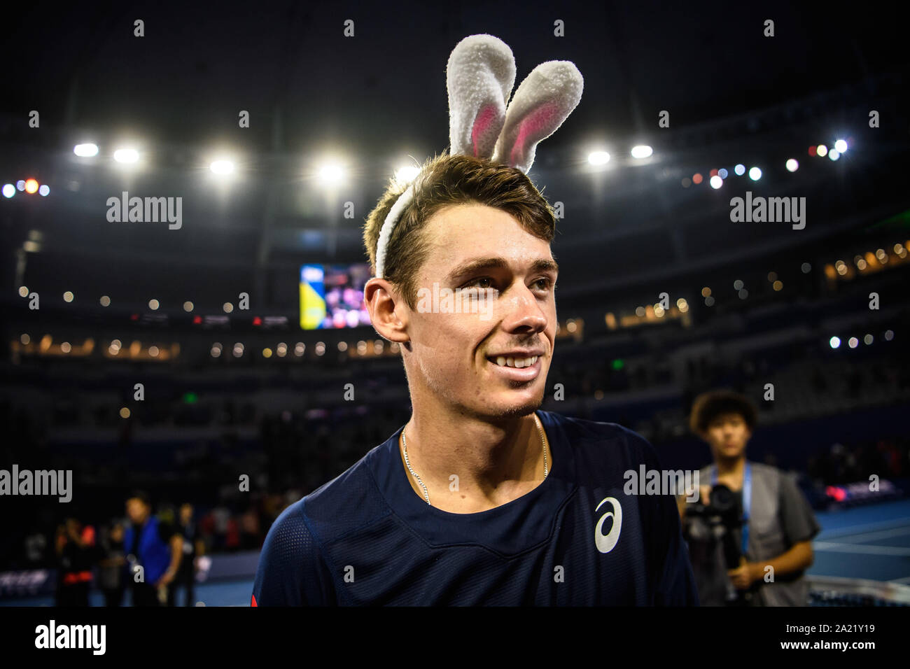 Australische professional tennis player Alex de Minaur interagiert mit Publikum nach dem Gewinn der Meisterschaft von Zhuhai Meisterschaften 2019, in Salzburg Stadt, die südchinesische Provinz Guangdong, 29. September 2019. Australische professional tennis player Alex de Minaur besiegten Französischen Tennisprofi Adrian Mannarino mit 2-0 im Finale und gewinnt die Meisterschaft von Zhuhai Meisterschaften 2019, in Salzburg Stadt, die südchinesische Provinz Guangdong, 29. September 2019. Stockfoto