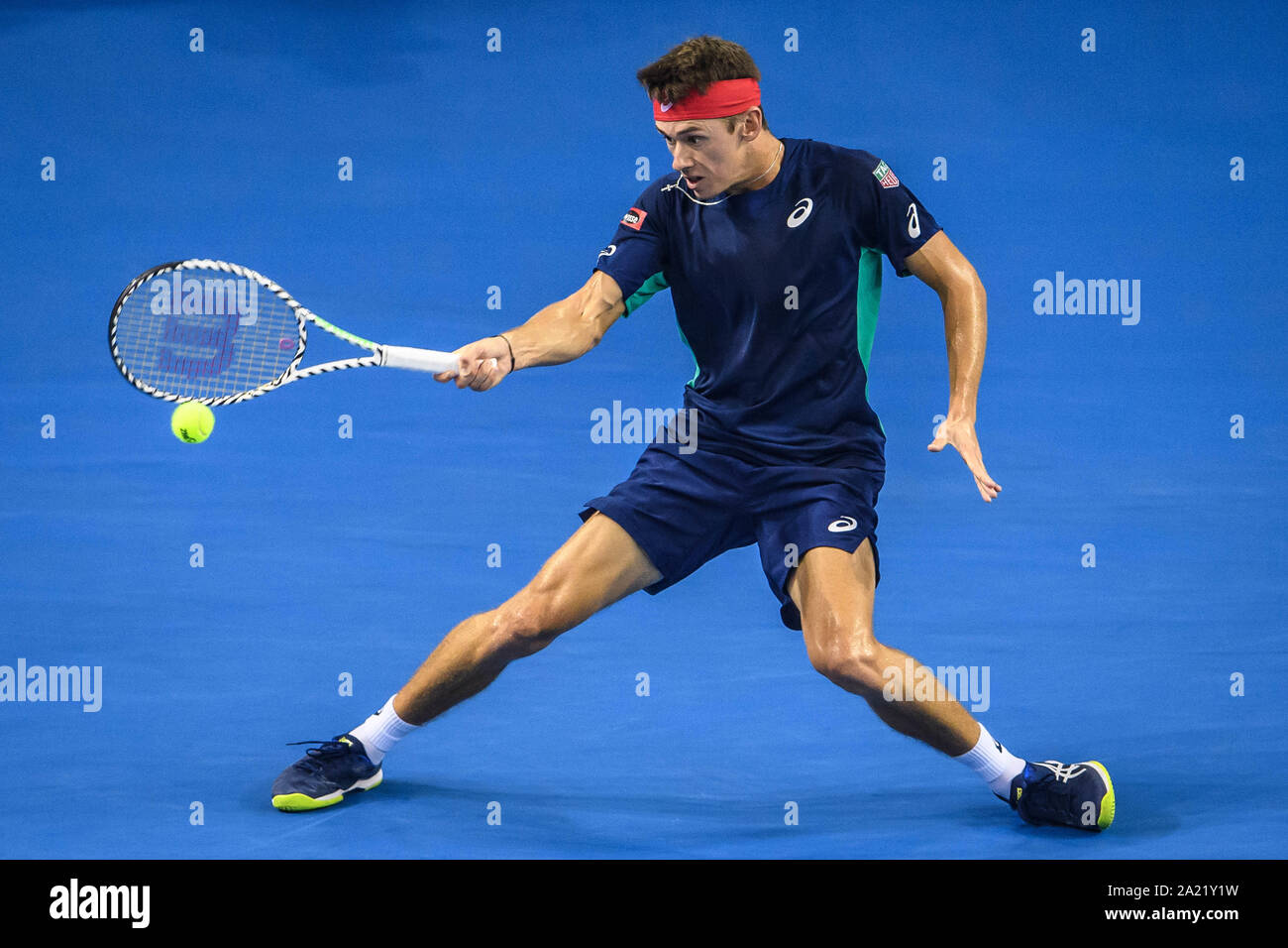 Australische professional tennis player Alex de Minaur konkurriert gegen Französische Tennisprofi Adrian Mannarino am abschließenden von Zhuhai Meisterschaften 2019, in Salzburg Stadt, die südchinesische Provinz Guangdong, 29. September 2019. Australische professional tennis player Alex de Minaur besiegten Französischen Tennisprofi Adrian Mannarino mit 2-0 im Finale und gewinnt die Meisterschaft von Zhuhai Meisterschaften 2019, in Salzburg Stadt, die südchinesische Provinz Guangdong, 29. September 2019. Stockfoto