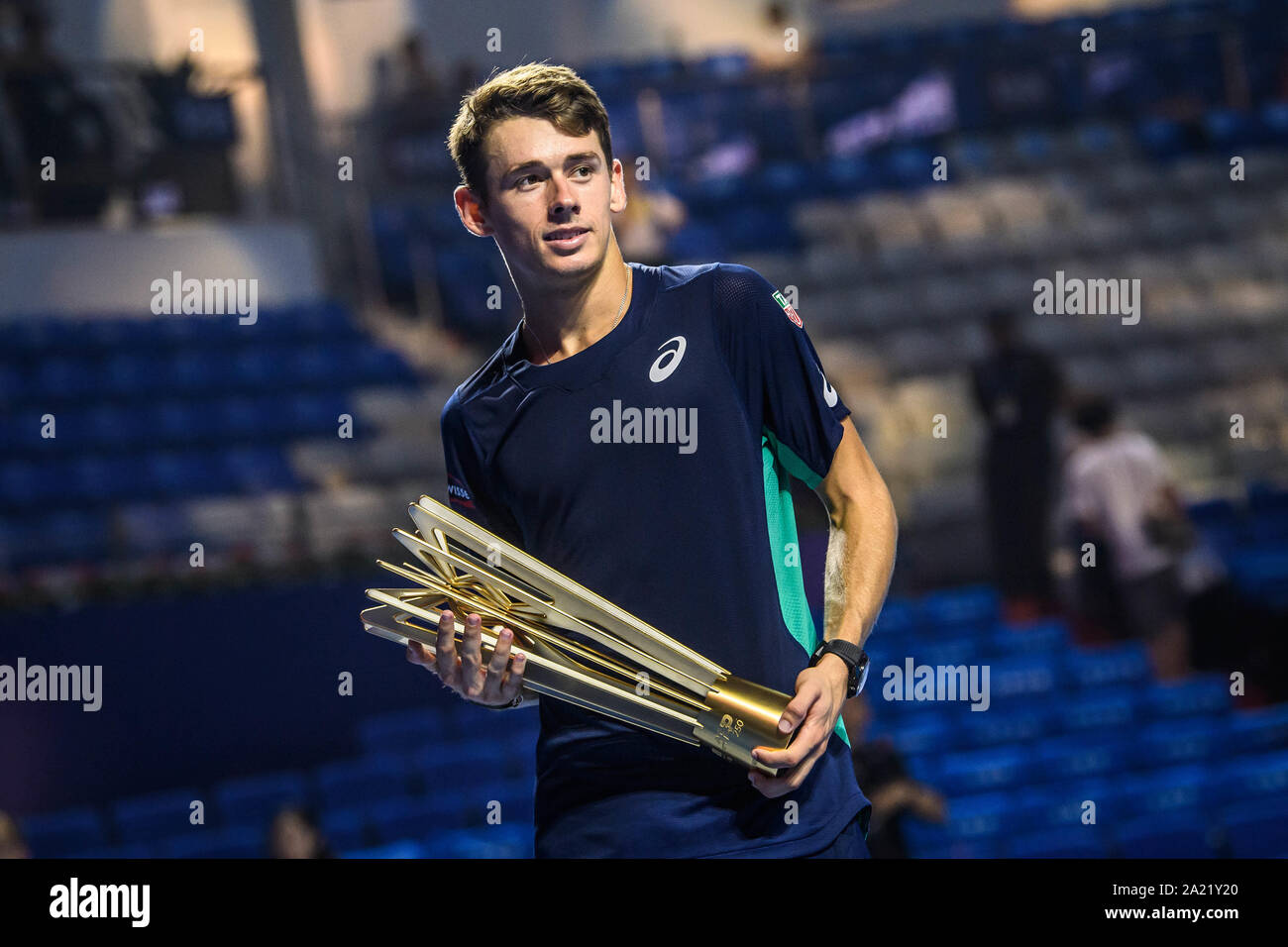 Australische professional tennis player Alex de Minaur hält die Trophäe der Meisterschaft von Zhuhai Meisterschaften 2019, in Salzburg Stadt, die südchinesische Provinz Guangdong, 29. September 2019. Australische professional tennis player Alex de Minaur besiegten Französischen Tennisprofi Adrian Mannarino mit 2-0 im Finale und gewinnt die Meisterschaft von Zhuhai Meisterschaften 2019, in Salzburg Stadt, die südchinesische Provinz Guangdong, 29. September 2019. Stockfoto