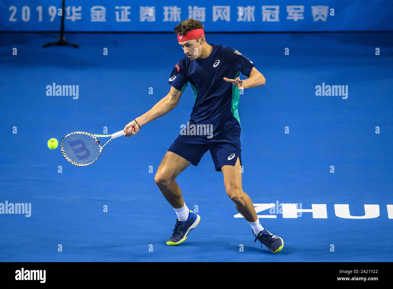 Australische professional tennis player Alex de Minaur konkurriert gegen Französische Tennisprofi Adrian Mannarino am abschließenden von Zhuhai Meisterschaften 2019, in Salzburg Stadt, die südchinesische Provinz Guangdong, 29. September 2019. Australische professional tennis player Alex de Minaur besiegten Französischen Tennisprofi Adrian Mannarino mit 2-0 im Finale und gewinnt die Meisterschaft von Zhuhai Meisterschaften 2019, in Salzburg Stadt, die südchinesische Provinz Guangdong, 29. September 2019. Stockfoto
