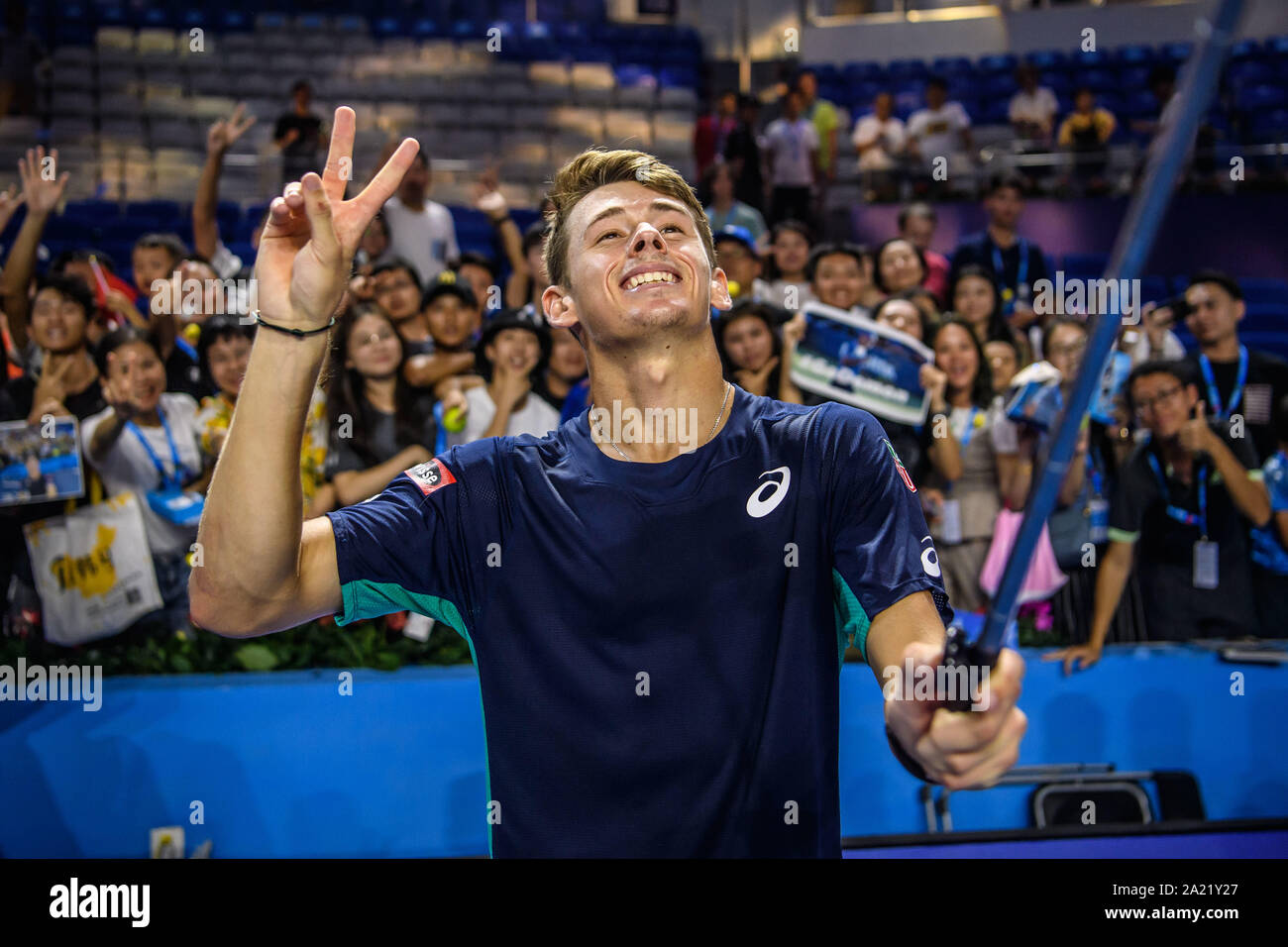Australische professional tennis player Alex de Minaur interagiert mit Publikum nach dem Gewinn der Meisterschaft von Zhuhai Meisterschaften 2019, in Salzburg Stadt, die südchinesische Provinz Guangdong, 29. September 2019. Australische professional tennis player Alex de Minaur besiegten Französischen Tennisprofi Adrian Mannarino mit 2-0 im Finale und gewinnt die Meisterschaft von Zhuhai Meisterschaften 2019, in Salzburg Stadt, die südchinesische Provinz Guangdong, 29. September 2019. Stockfoto