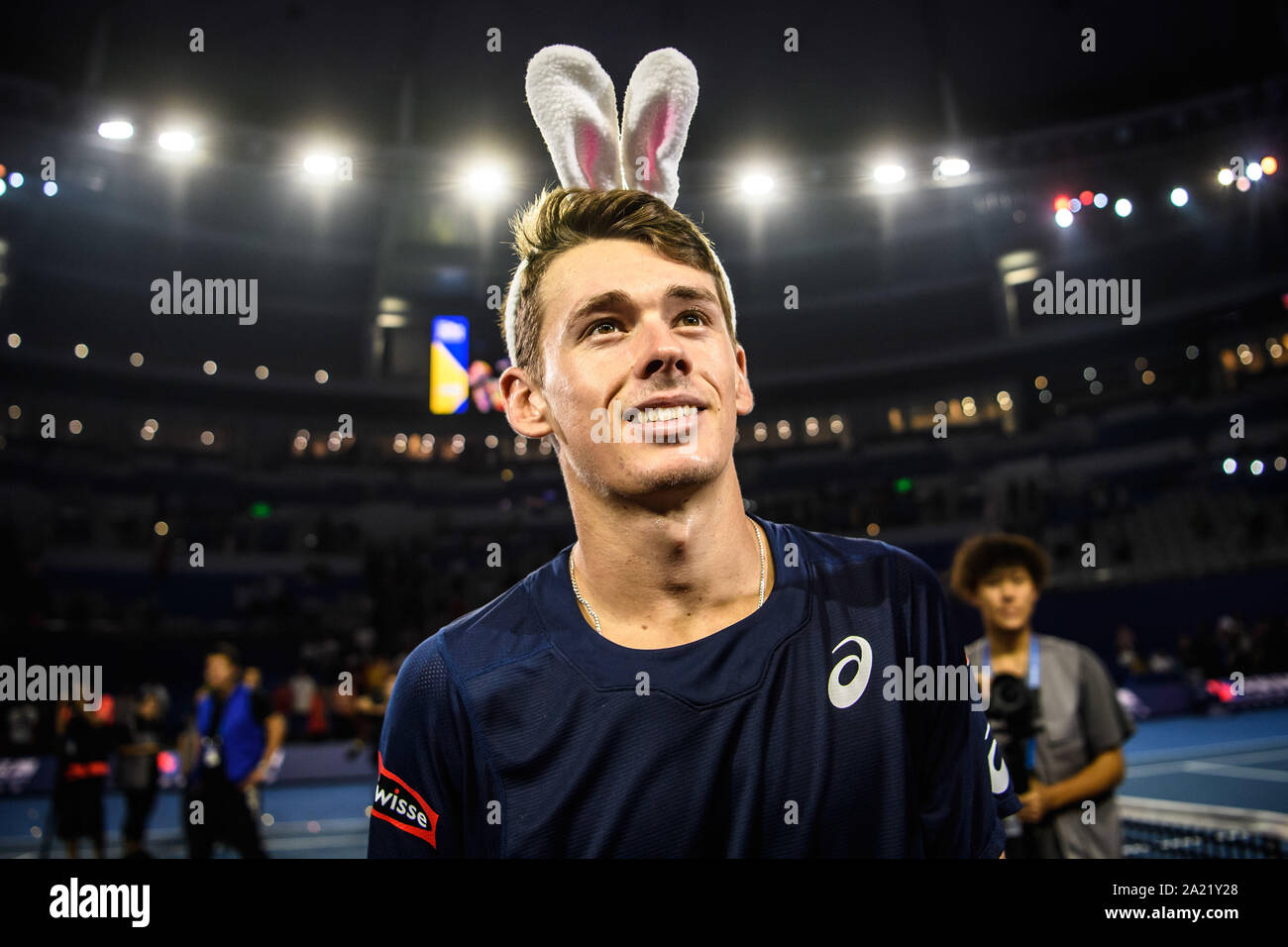 Australische professional tennis player Alex de Minaur interagiert mit Publikum nach dem Gewinn der Meisterschaft von Zhuhai Meisterschaften 2019, in Salzburg Stadt, die südchinesische Provinz Guangdong, 29. September 2019. Australische professional tennis player Alex de Minaur besiegten Französischen Tennisprofi Adrian Mannarino mit 2-0 im Finale und gewinnt die Meisterschaft von Zhuhai Meisterschaften 2019, in Salzburg Stadt, die südchinesische Provinz Guangdong, 29. September 2019. Stockfoto