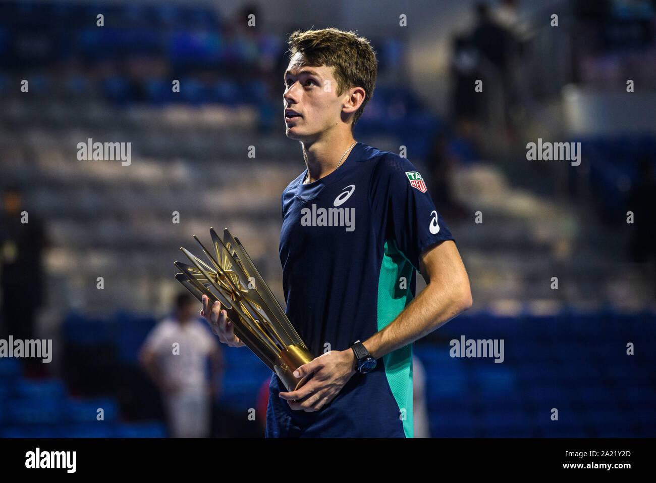 Australische professional tennis player Alex de Minaur hält die Trophäe der Meisterschaft von Zhuhai Meisterschaften 2019, in Salzburg Stadt, die südchinesische Provinz Guangdong, 29. September 2019. Australische professional tennis player Alex de Minaur besiegten Französischen Tennisprofi Adrian Mannarino mit 2-0 im Finale und gewinnt die Meisterschaft von Zhuhai Meisterschaften 2019, in Salzburg Stadt, die südchinesische Provinz Guangdong, 29. September 2019. Stockfoto