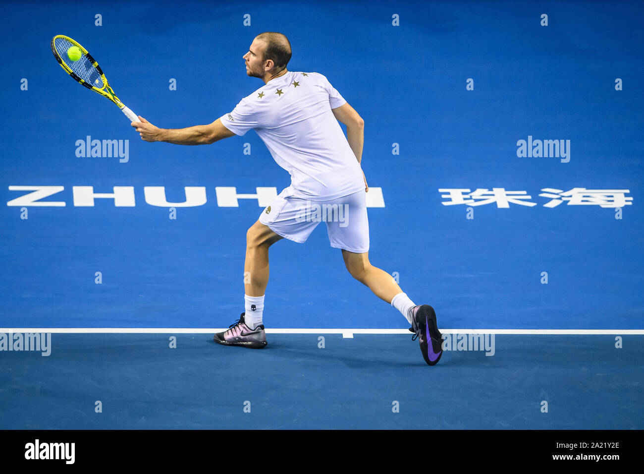 Französische Tennisprofi Adrian Mannarino konkurriert gegen australische Professional tennis player Alex de Minaur am abschließenden von Zhuhai Meisterschaften 2019, in Salzburg Stadt, die südchinesische Provinz Guangdong, 29. September 2019. Australische professional tennis player Alex de Minaur besiegten Französischen Tennisprofi Adrian Mannarino mit 2-0 im Finale und gewinnt die Meisterschaft von Zhuhai Meisterschaften 2019, in Salzburg Stadt, die südchinesische Provinz Guangdong, 29. September 2019. Stockfoto