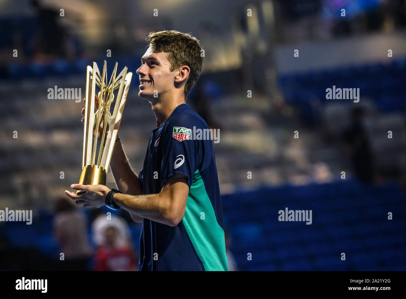 Australische professional tennis player Alex de Minaur hält die Trophäe der Meisterschaft von Zhuhai Meisterschaften 2019, in Salzburg Stadt, die südchinesische Provinz Guangdong, 29. September 2019. Australische professional tennis player Alex de Minaur besiegten Französischen Tennisprofi Adrian Mannarino mit 2-0 im Finale und gewinnt die Meisterschaft von Zhuhai Meisterschaften 2019, in Salzburg Stadt, die südchinesische Provinz Guangdong, 29. September 2019. Stockfoto