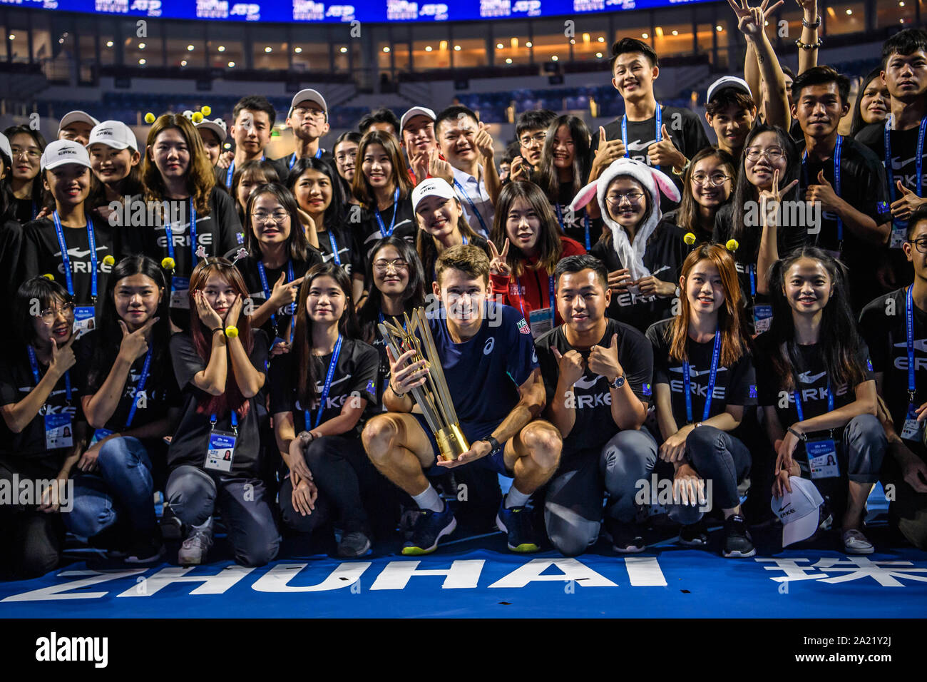 Australische professional tennis player Alex de Minaur interagiert mit Publikum nach dem Gewinn der Meisterschaft von Zhuhai Meisterschaften 2019, in Salzburg Stadt, die südchinesische Provinz Guangdong, 29. September 2019. Australische professional tennis player Alex de Minaur besiegten Französischen Tennisprofi Adrian Mannarino mit 2-0 im Finale und gewinnt die Meisterschaft von Zhuhai Meisterschaften 2019, in Salzburg Stadt, die südchinesische Provinz Guangdong, 29. September 2019. Stockfoto