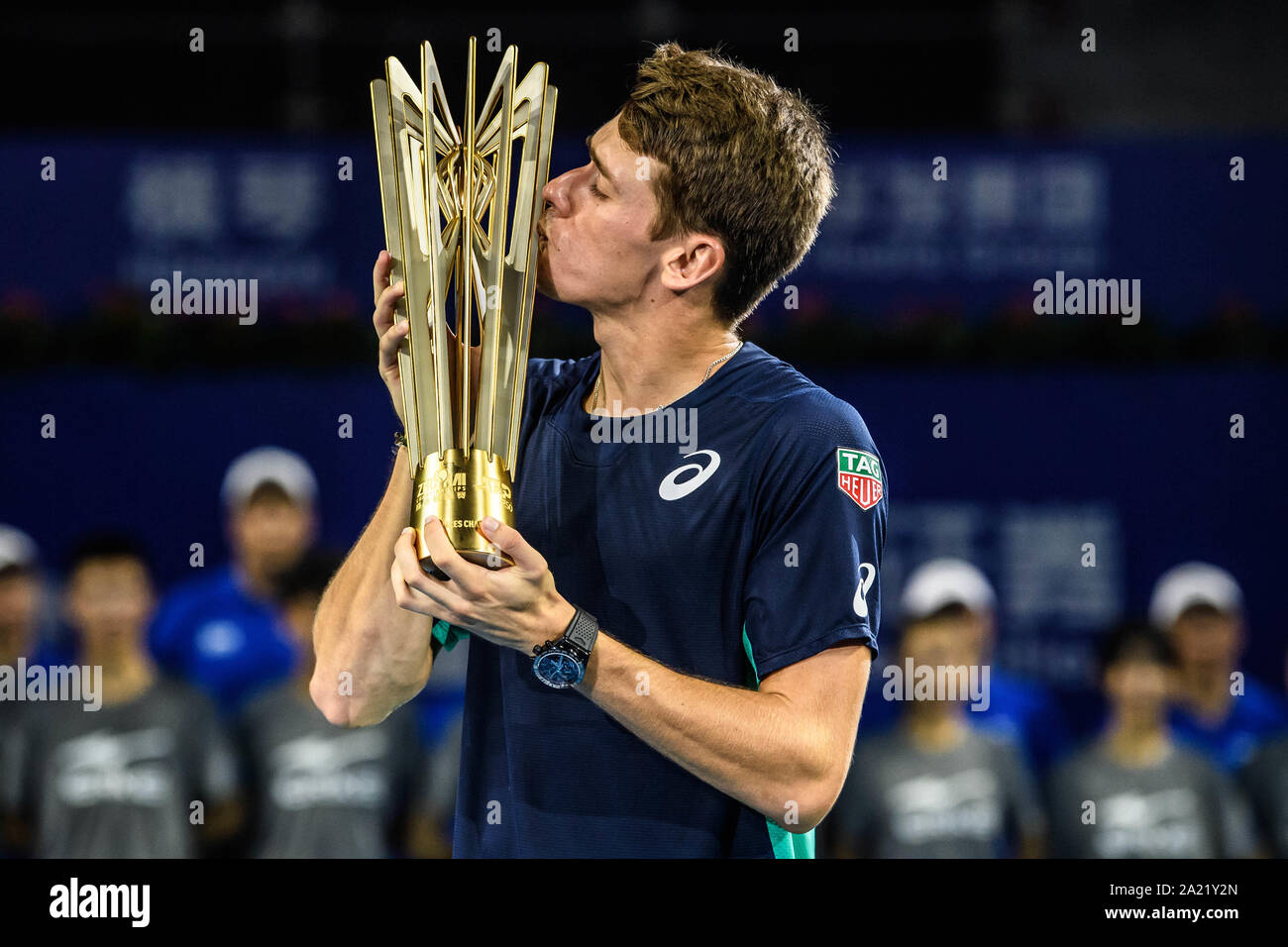 Australische professional tennis player Alex de Minaur küßt die Trophäe der Meisterschaft von Zhuhai Meisterschaften 2019, in Salzburg Stadt, die südchinesische Provinz Guangdong, 29. September 2019. Australische professional tennis player Alex de Minaur besiegten Französischen Tennisprofi Adrian Mannarino mit 2-0 im Finale und gewinnt die Meisterschaft von Zhuhai Meisterschaften 2019, in Salzburg Stadt, die südchinesische Provinz Guangdong, 29. September 2019. Stockfoto