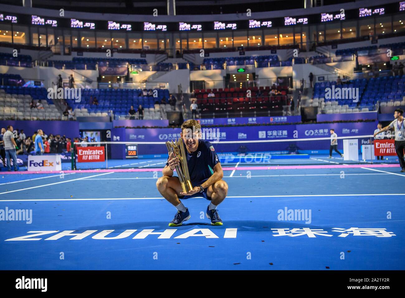 Australische professional tennis player Alex de Minaur hält die Trophäe der Meisterschaft von Zhuhai Meisterschaften 2019, in Salzburg Stadt, die südchinesische Provinz Guangdong, 29. September 2019. Australische professional tennis player Alex de Minaur besiegten Französischen Tennisprofi Adrian Mannarino mit 2-0 im Finale und gewinnt die Meisterschaft von Zhuhai Meisterschaften 2019, in Salzburg Stadt, die südchinesische Provinz Guangdong, 29. September 2019. Stockfoto