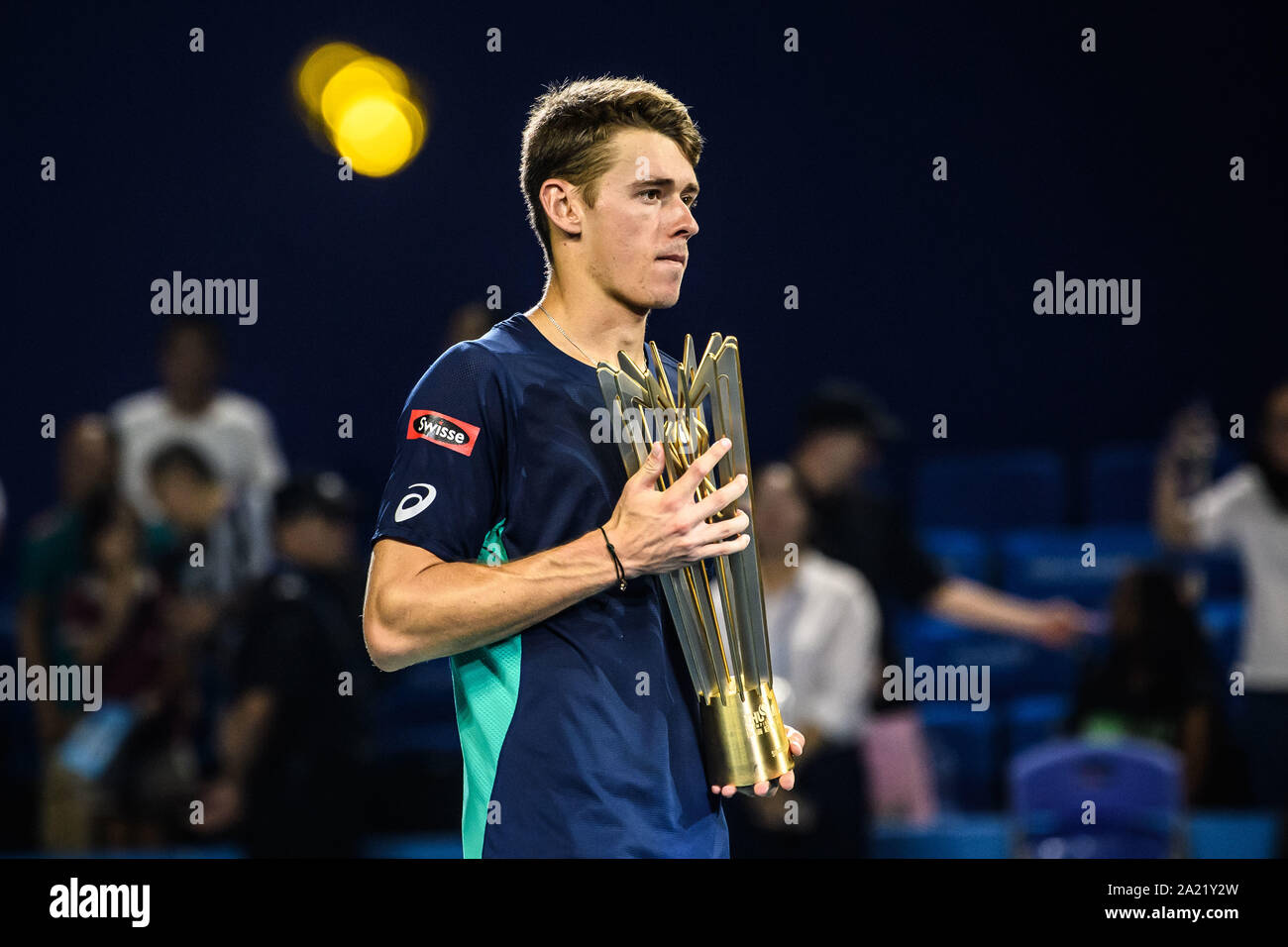 Australische professional tennis player Alex de Minaur hält die Trophäe der Meisterschaft von Zhuhai Meisterschaften 2019, in Salzburg Stadt, die südchinesische Provinz Guangdong, 29. September 2019. Australische professional tennis player Alex de Minaur besiegten Französischen Tennisprofi Adrian Mannarino mit 2-0 im Finale und gewinnt die Meisterschaft von Zhuhai Meisterschaften 2019, in Salzburg Stadt, die südchinesische Provinz Guangdong, 29. September 2019. Stockfoto