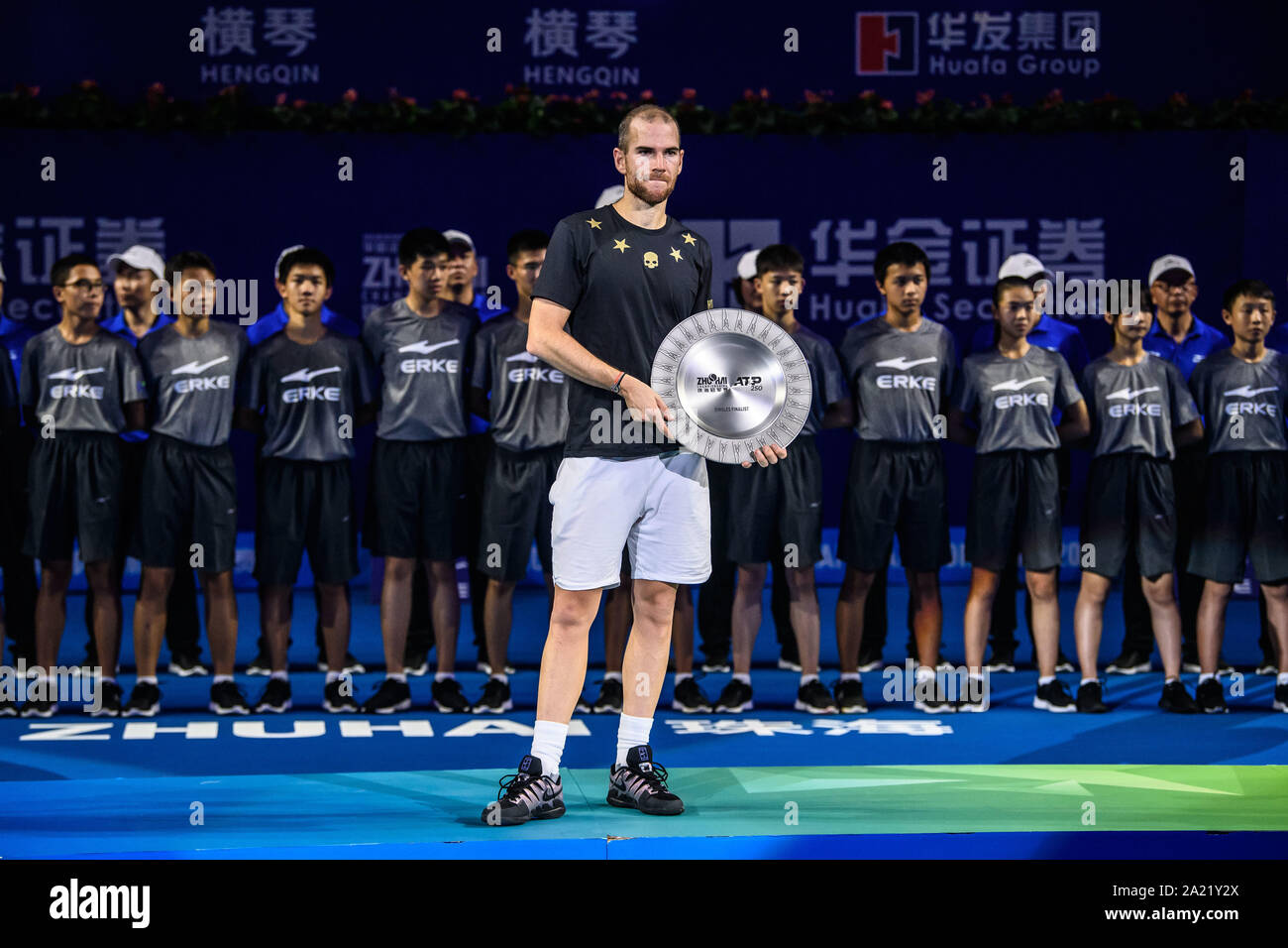 Französische Tennisprofi Adrian Mannarino hält die Trophäe bei Verleihung von Zhuhai Meisterschaften 2019, in Salzburg Stadt, die südchinesische Provinz Guangdong, 29. September 2019. Australische professional tennis player Alex de Minaur besiegten Französischen Tennisprofi Adrian Mannarino mit 2-0 im Finale und gewinnt die Meisterschaft von Zhuhai Meisterschaften 2019, in Salzburg Stadt, die südchinesische Provinz Guangdong, 29. September 2019. Stockfoto