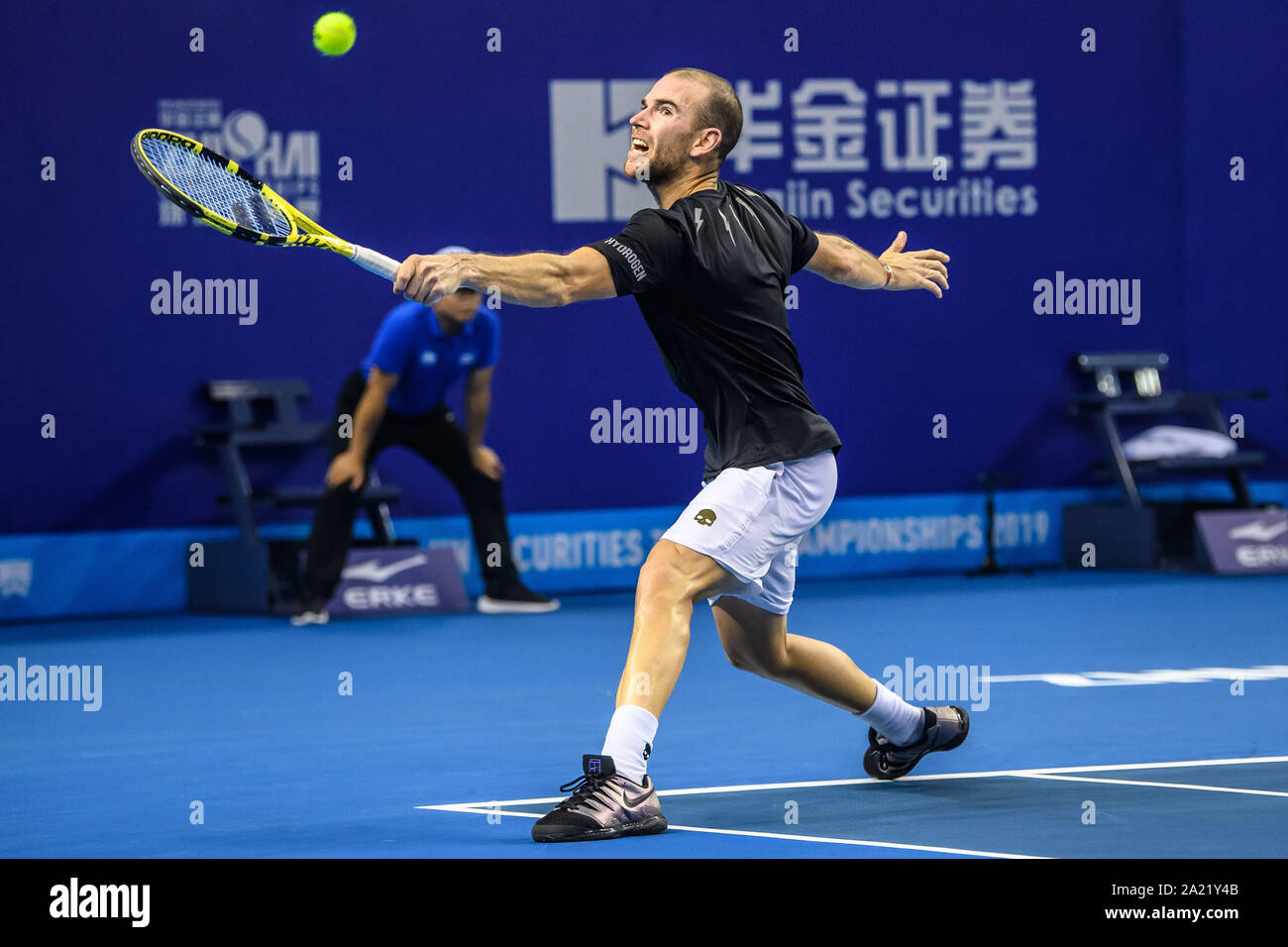 Französische Tennisprofi Adrian Mannarino konkurriert gegen australische Professional tennis player Alex de Minaur am abschließenden von Zhuhai Meisterschaften 2019, in Salzburg Stadt, die südchinesische Provinz Guangdong, 29. September 2019. Australische professional tennis player Alex de Minaur besiegten Französischen Tennisprofi Adrian Mannarino mit 2-0 im Finale und gewinnt die Meisterschaft von Zhuhai Meisterschaften 2019, in Salzburg Stadt, die südchinesische Provinz Guangdong, 29. September 2019. Stockfoto