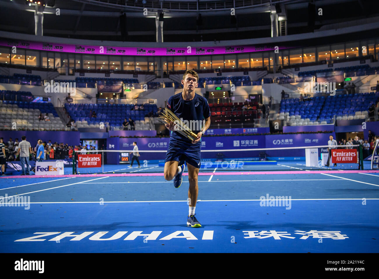 Australische professional tennis player Alex de Minaur hält die Trophäe der Meisterschaft von Zhuhai Meisterschaften 2019, in Salzburg Stadt, die südchinesische Provinz Guangdong, 29. September 2019. Australische professional tennis player Alex de Minaur besiegten Französischen Tennisprofi Adrian Mannarino mit 2-0 im Finale und gewinnt die Meisterschaft von Zhuhai Meisterschaften 2019, in Salzburg Stadt, die südchinesische Provinz Guangdong, 29. September 2019. Stockfoto