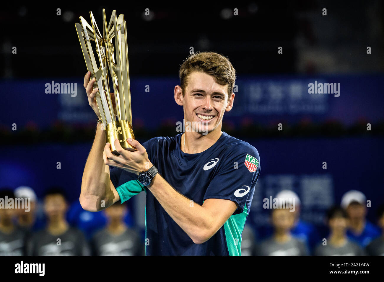 Australische professional tennis player Alex de Minaur hält die Trophäe der Meisterschaft von Zhuhai Meisterschaften 2019, in Salzburg Stadt, die südchinesische Provinz Guangdong, 29. September 2019. Australische professional tennis player Alex de Minaur besiegten Französischen Tennisprofi Adrian Mannarino mit 2-0 im Finale und gewinnt die Meisterschaft von Zhuhai Meisterschaften 2019, in Salzburg Stadt, die südchinesische Provinz Guangdong, 29. September 2019. Stockfoto