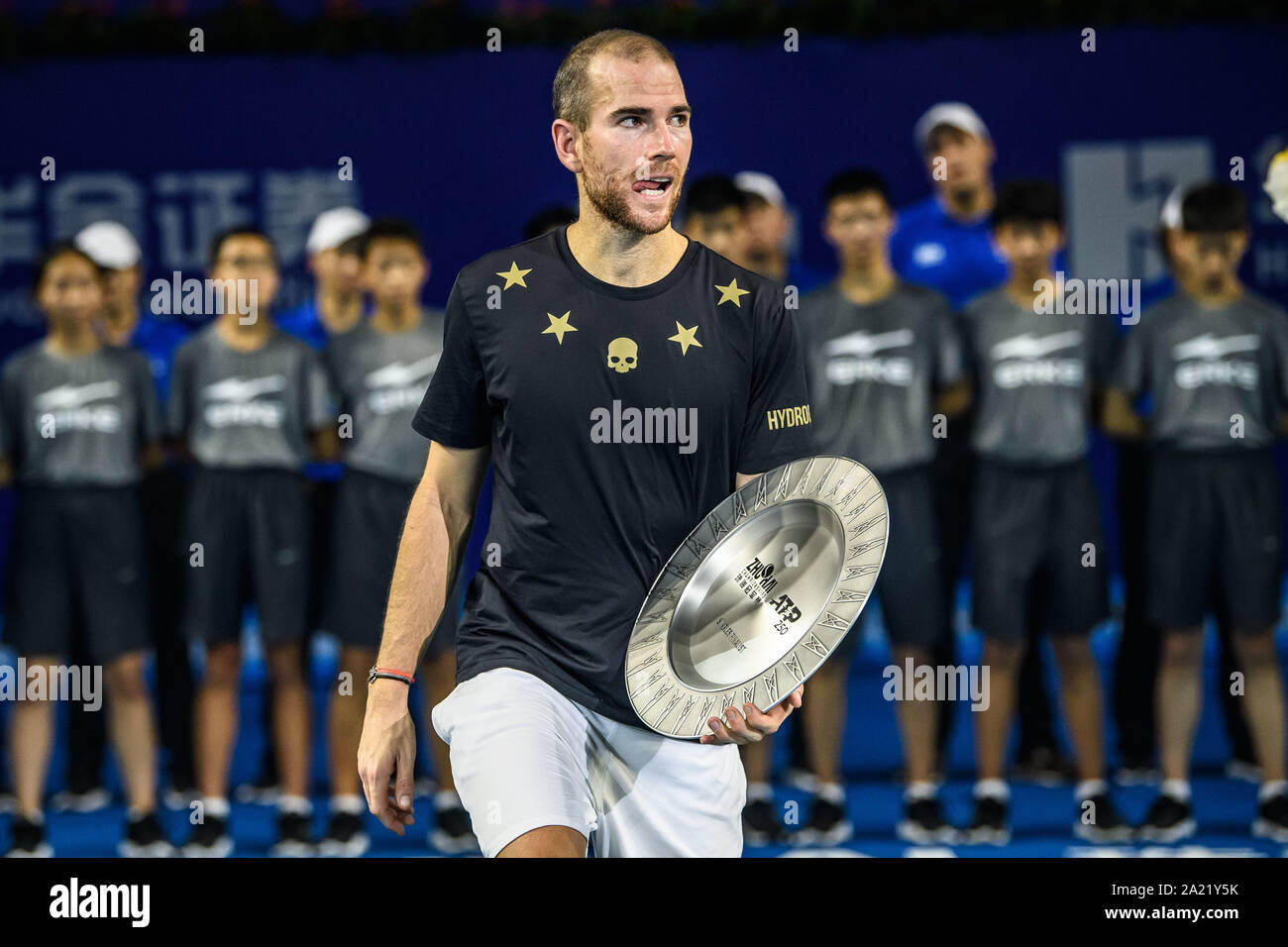 Französische Tennisprofi Adrian Mannarino hält die Trophäe bei Verleihung von Zhuhai Meisterschaften 2019, in Salzburg Stadt, die südchinesische Provinz Guangdong, 29. September 2019. Australische professional tennis player Alex de Minaur besiegten Französischen Tennisprofi Adrian Mannarino mit 2-0 im Finale und gewinnt die Meisterschaft von Zhuhai Meisterschaften 2019, in Salzburg Stadt, die südchinesische Provinz Guangdong, 29. September 2019. Stockfoto