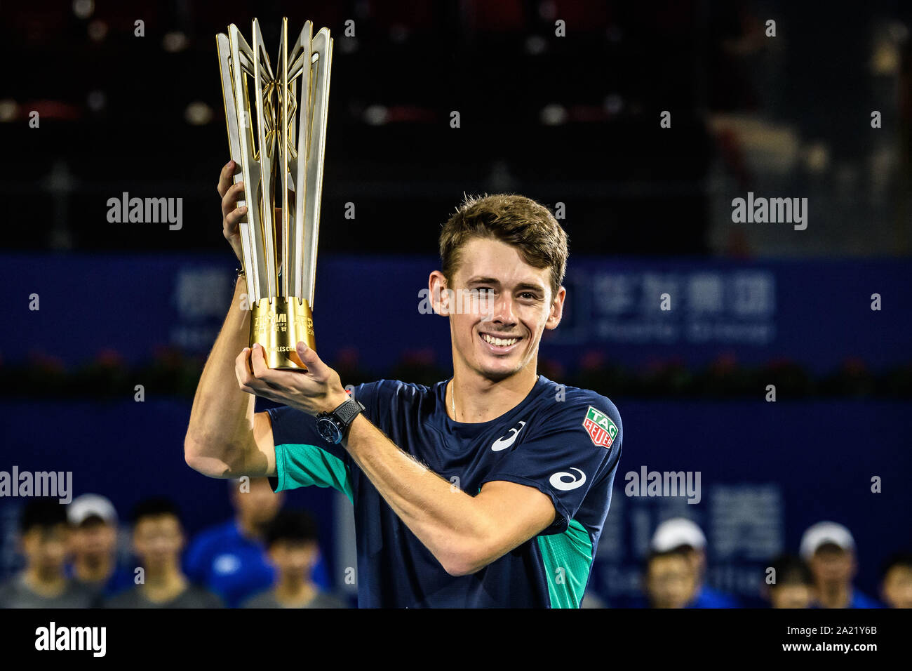 Australische professional tennis player Alex de Minaur hält die Trophäe der Meisterschaft von Zhuhai Meisterschaften 2019, in Salzburg Stadt, die südchinesische Provinz Guangdong, 29. September 2019. Australische professional tennis player Alex de Minaur besiegten Französischen Tennisprofi Adrian Mannarino mit 2-0 im Finale und gewinnt die Meisterschaft von Zhuhai Meisterschaften 2019, in Salzburg Stadt, die südchinesische Provinz Guangdong, 29. September 2019. Stockfoto