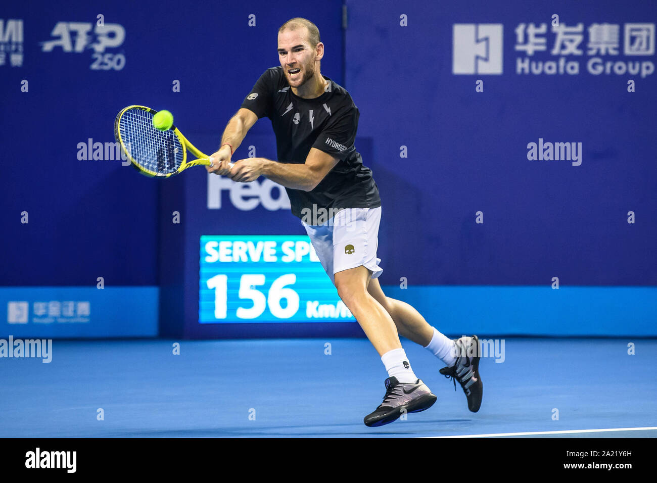 Französische Tennisprofi Adrian Mannarino konkurriert gegen australische Professional tennis player Alex de Minaur am abschließenden von Zhuhai Meisterschaften 2019, in Salzburg Stadt, die südchinesische Provinz Guangdong, 29. September 2019. Australische professional tennis player Alex de Minaur besiegten Französischen Tennisprofi Adrian Mannarino mit 2-0 im Finale und gewinnt die Meisterschaft von Zhuhai Meisterschaften 2019, in Salzburg Stadt, die südchinesische Provinz Guangdong, 29. September 2019. Stockfoto