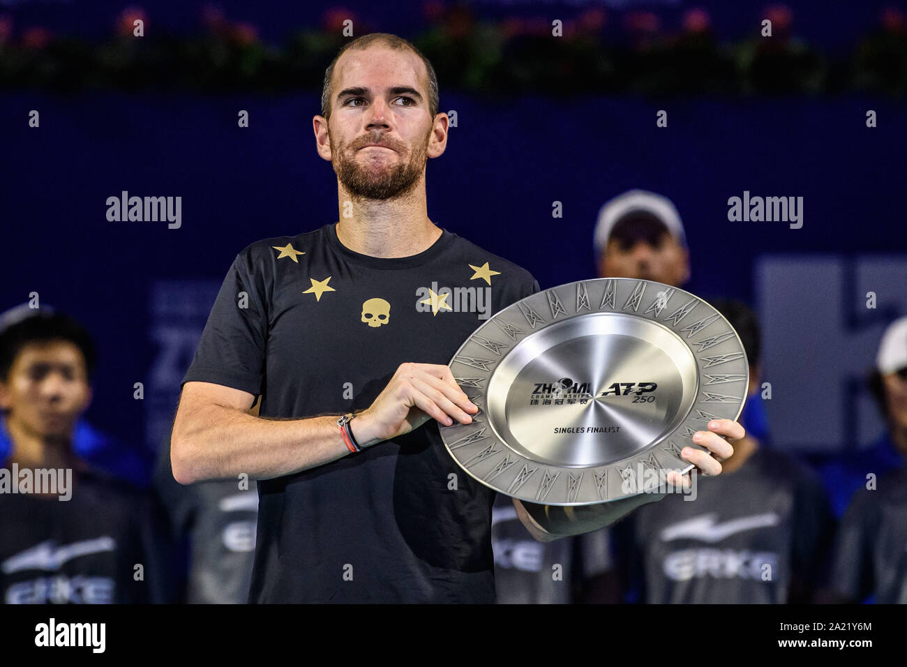 Französische Tennisprofi Adrian Mannarino hält die Trophäe bei Verleihung von Zhuhai Meisterschaften 2019, in Salzburg Stadt, die südchinesische Provinz Guangdong, 29. September 2019. Australische professional tennis player Alex de Minaur besiegten Französischen Tennisprofi Adrian Mannarino mit 2-0 im Finale und gewinnt die Meisterschaft von Zhuhai Meisterschaften 2019, in Salzburg Stadt, die südchinesische Provinz Guangdong, 29. September 2019. Stockfoto