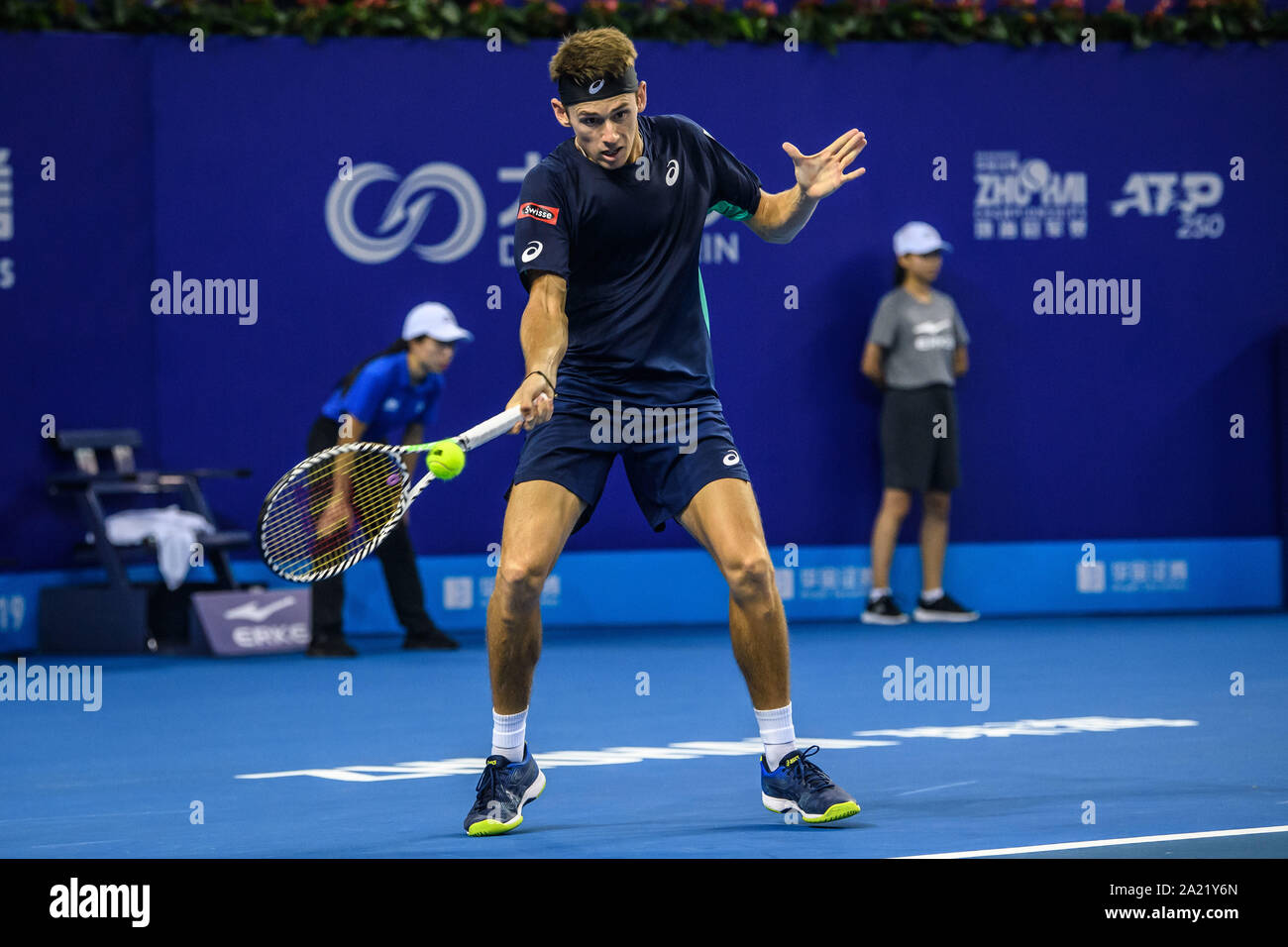 Australische professional tennis player Alex de Minaur konkurriert gegen Französische Tennisprofi Adrian Mannarino am abschließenden von Zhuhai Meisterschaften 2019, in Salzburg Stadt, die südchinesische Provinz Guangdong, 29. September 2019. Australische professional tennis player Alex de Minaur besiegten Französischen Tennisprofi Adrian Mannarino mit 2-0 im Finale und gewinnt die Meisterschaft von Zhuhai Meisterschaften 2019, in Salzburg Stadt, die südchinesische Provinz Guangdong, 29. September 2019. Stockfoto