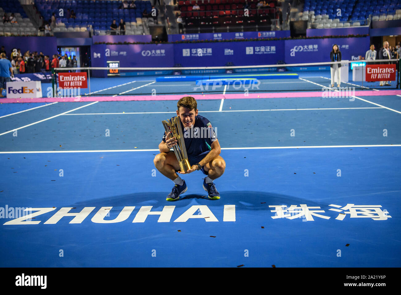 Australische professional tennis player Alex de Minaur hält die Trophäe der Meisterschaft von Zhuhai Meisterschaften 2019, in Salzburg Stadt, die südchinesische Provinz Guangdong, 29. September 2019. Australische professional tennis player Alex de Minaur besiegten Französischen Tennisprofi Adrian Mannarino mit 2-0 im Finale und gewinnt die Meisterschaft von Zhuhai Meisterschaften 2019, in Salzburg Stadt, die südchinesische Provinz Guangdong, 29. September 2019. Stockfoto