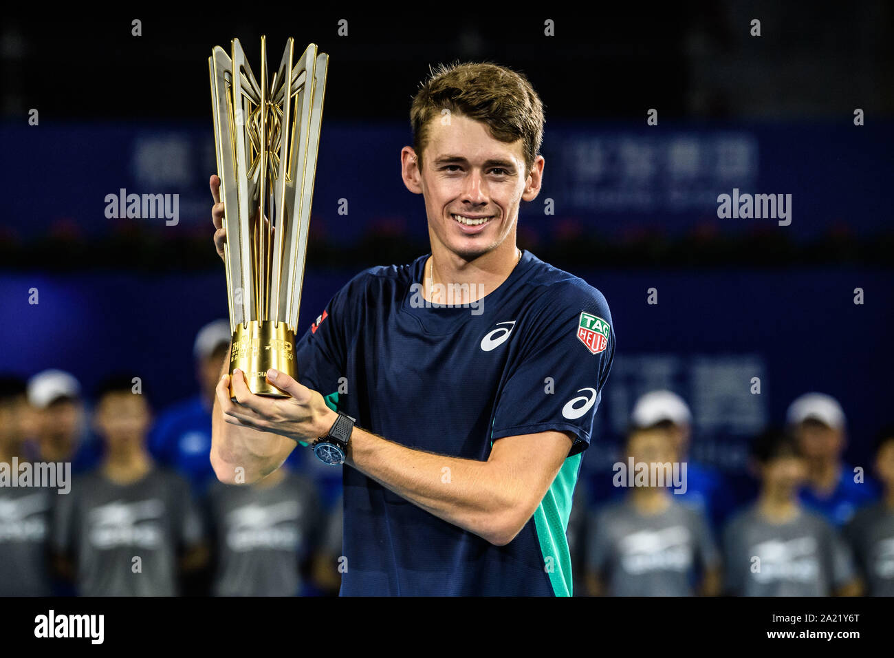 Australische professional tennis player Alex de Minaur hält die Trophäe der Meisterschaft von Zhuhai Meisterschaften 2019, in Salzburg Stadt, die südchinesische Provinz Guangdong, 29. September 2019. Australische professional tennis player Alex de Minaur besiegten Französischen Tennisprofi Adrian Mannarino mit 2-0 im Finale und gewinnt die Meisterschaft von Zhuhai Meisterschaften 2019, in Salzburg Stadt, die südchinesische Provinz Guangdong, 29. September 2019. Stockfoto
