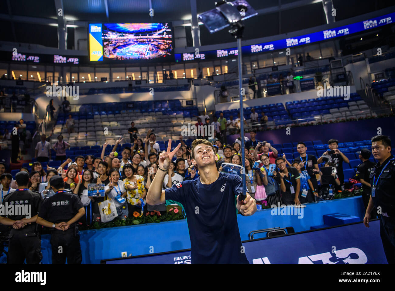 Australische professional tennis player Alex de Minaur interagiert mit Publikum nach dem Gewinn der Meisterschaft von Zhuhai Meisterschaften 2019, in Salzburg Stadt, die südchinesische Provinz Guangdong, 29. September 2019. Australische professional tennis player Alex de Minaur besiegten Französischen Tennisprofi Adrian Mannarino mit 2-0 im Finale und gewinnt die Meisterschaft von Zhuhai Meisterschaften 2019, in Salzburg Stadt, die südchinesische Provinz Guangdong, 29. September 2019. Stockfoto