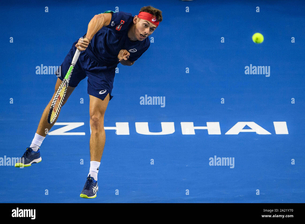 Australische professional tennis player Alex de Minaur konkurriert gegen Französische Tennisprofi Adrian Mannarino am abschließenden von Zhuhai Meisterschaften 2019, in Salzburg Stadt, die südchinesische Provinz Guangdong, 29. September 2019. Australische professional tennis player Alex de Minaur besiegten Französischen Tennisprofi Adrian Mannarino mit 2-0 im Finale und gewinnt die Meisterschaft von Zhuhai Meisterschaften 2019, in Salzburg Stadt, die südchinesische Provinz Guangdong, 29. September 2019. Stockfoto