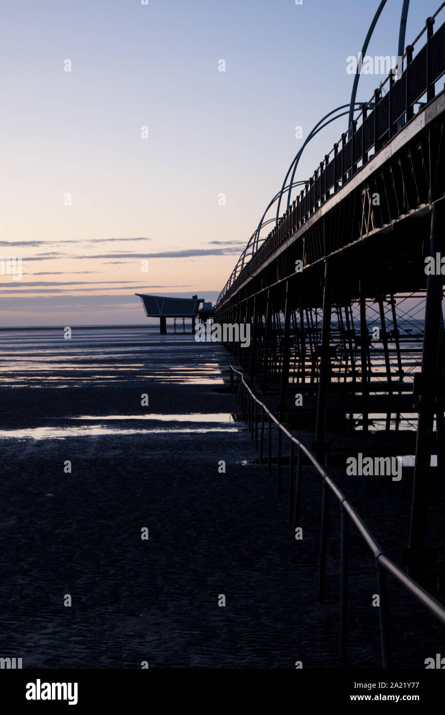 Blick auf den denkmalgeschützten Pier in Southport - seit über 150 Jahren ist er der älteste Iron Pier in Großbritannien. Stockfoto