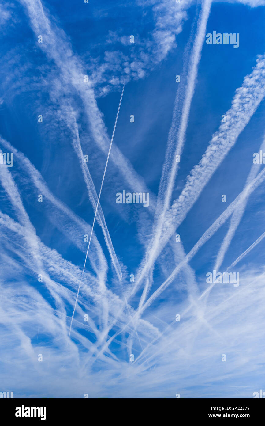 (Oder mehrere Kondensstreifen chemtrails) vom Flugzeug hoch in den blauen Himmel über Südfrankreich. Stockfoto