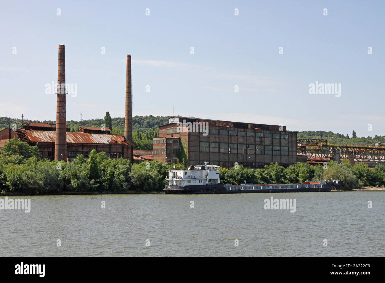 Tanker und verlassenen Fabriken am Ufer der Donau, Panchevo, Serbien. Stockfoto