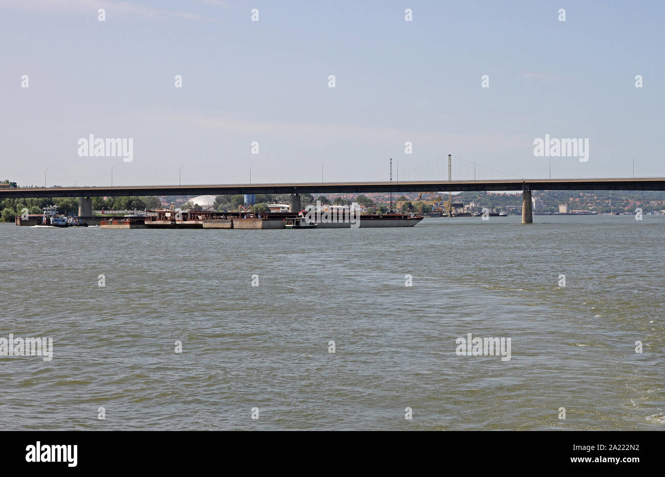 Boote und Schiffe rund um die Route Nr. 14 Brücke, Donau, Smederevo, Serbien. Stockfoto