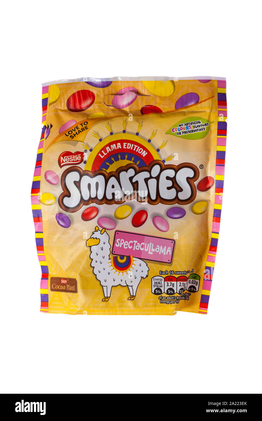 Paket von Nestle Llama edition Smarties Süßigkeiten Bonbons auf weißem Hintergrund - SpectacuLlama Stockfoto