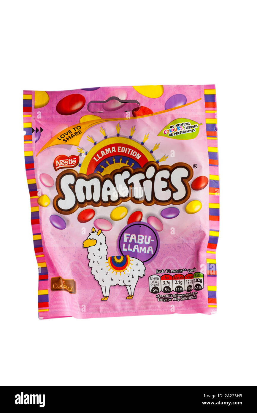 Paket von Nestle Llama edition Smarties Süßigkeiten Bonbons auf weißem Hintergrund - fabu - Llama Stockfoto