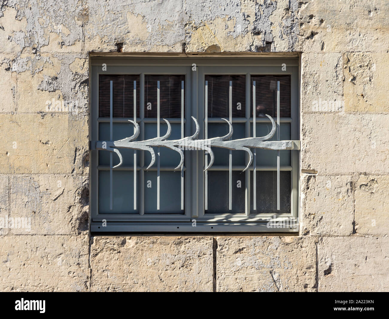 Altes Eisen vergitterten Fenster in der Mauer aus Stein - Tours, Indre-et-Loire, Frankreich. Stockfoto