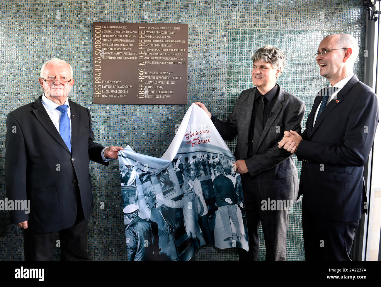 Prag, Tschechische Republik. 28 Sep, 2019. Eine Gedenktafel zur Erinnerung an Straße Ostdeutsche für die Freiheit im Herbst 1989 wurde Prag Liben Bahnhof in Prag, Tschechische Republik, 28. September 2019, seit etwa 13.000 Menschen mit besonderen Zügen in die Bundesrepublik Deutschland von dort vor 30 Jahren gefahren wurden. Quelle: Michaela Říhová/CTK Photo/Alamy leben Nachrichten Stockfoto