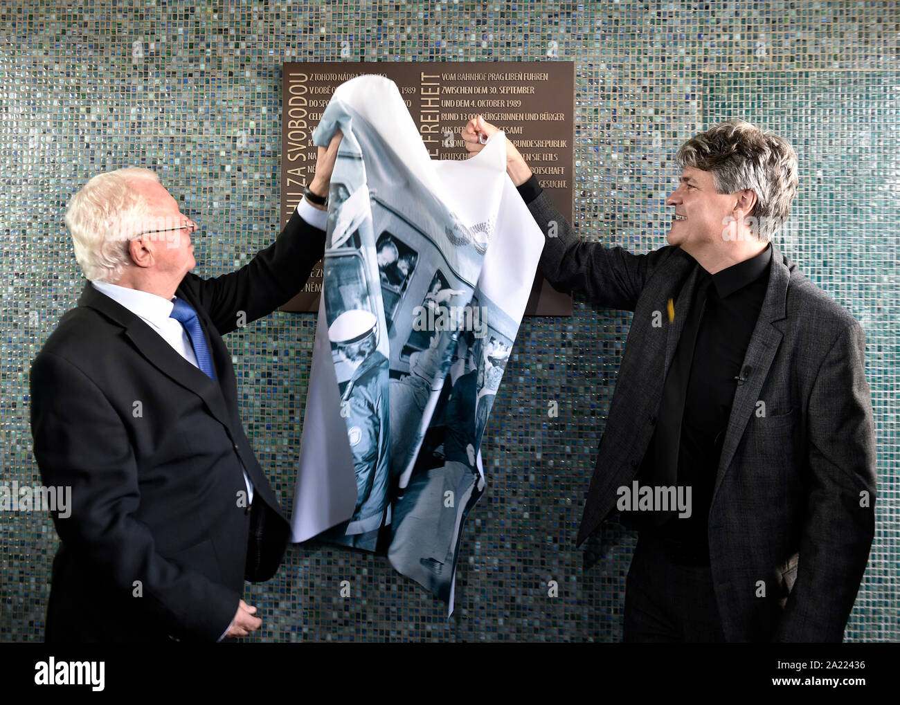 Eine Gedenktafel zur Erinnerung an Straße Ostdeutsche für die Freiheit im Herbst 1989 wurde Prag Liben Bahnhof in Prag, Tschechische Republik, 28. September 2019, seit etwa 13.000 Menschen mit besonderen Zügen in die Bundesrepublik Deutschland von dort vor 30 Jahren gefahren wurden. (CTK Photo/Michaela říhová) Stockfoto