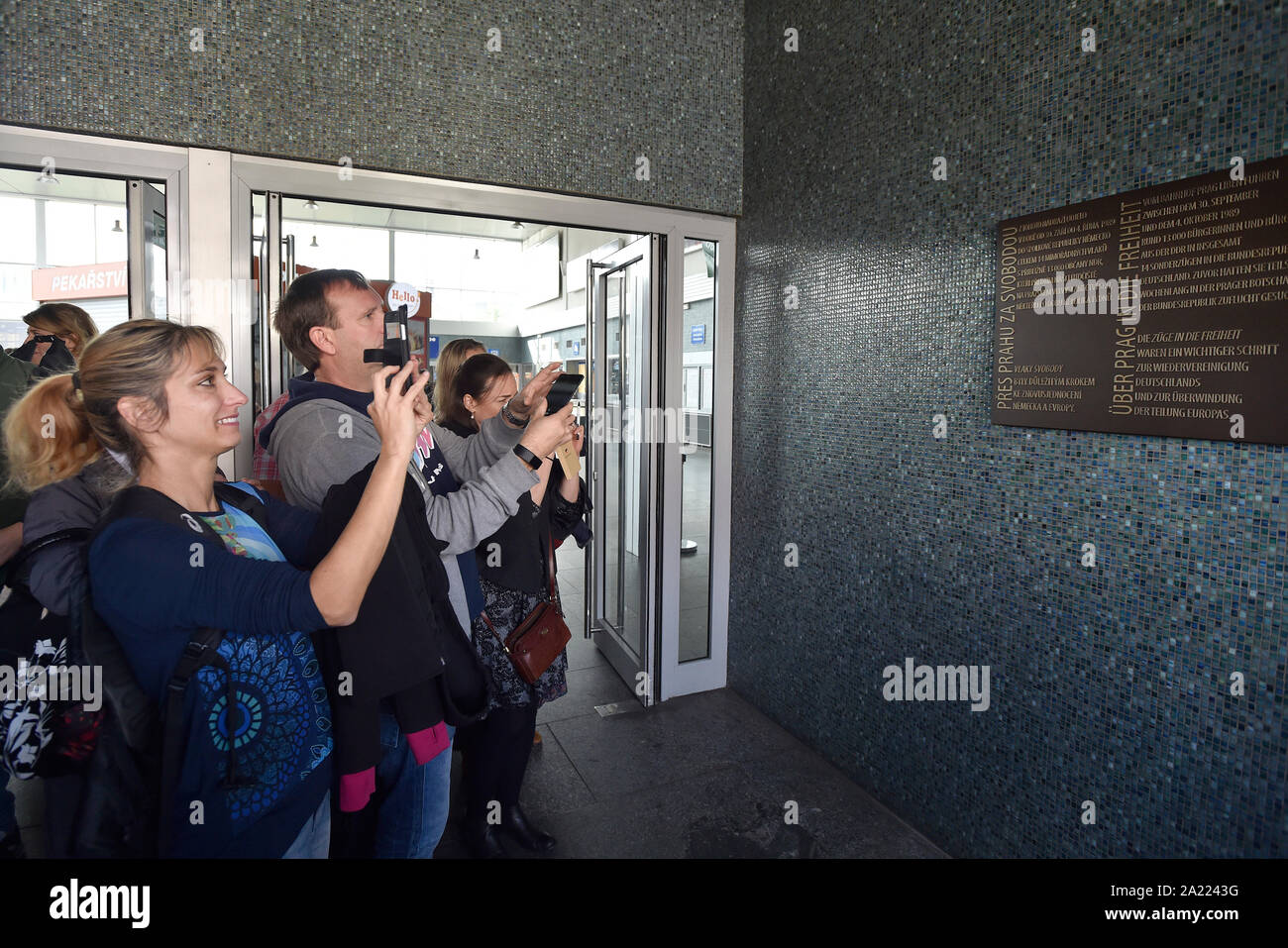 Eine Gedenktafel zur Erinnerung an Straße Ostdeutsche für die Freiheit im Herbst 1989 wurde Prag Liben Bahnhof in Prag, Tschechische Republik, 28. September 2019, seit etwa 13.000 Menschen mit besonderen Zügen in die Bundesrepublik Deutschland von dort vor 30 Jahren gefahren wurden. (CTK Photo/Michaela říhová) Stockfoto