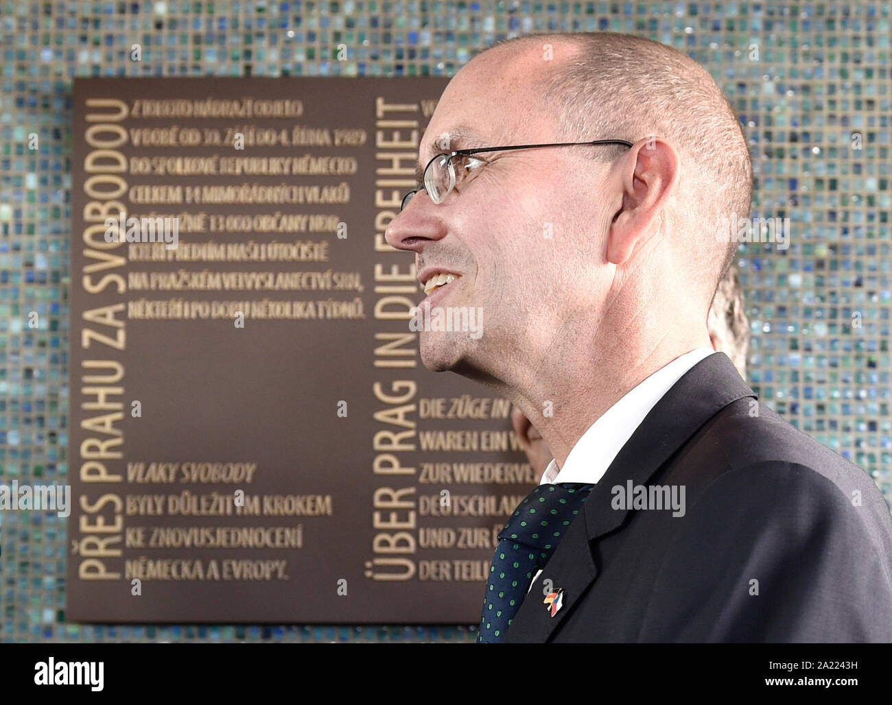 Eine Gedenktafel zur Erinnerung an Straße Ostdeutsche für die Freiheit im Herbst 1989 wurde Prag Liben Bahnhof in Prag, Tschechische Republik, 28. September 2019, seit etwa 13.000 Menschen mit besonderen Zügen in die Bundesrepublik Deutschland von dort vor 30 Jahren gefahren wurden. Die Show wurde von deutschen Botschafter Christoph Israng (Bild). (CTK Photo/Michaela říhová) Stockfoto