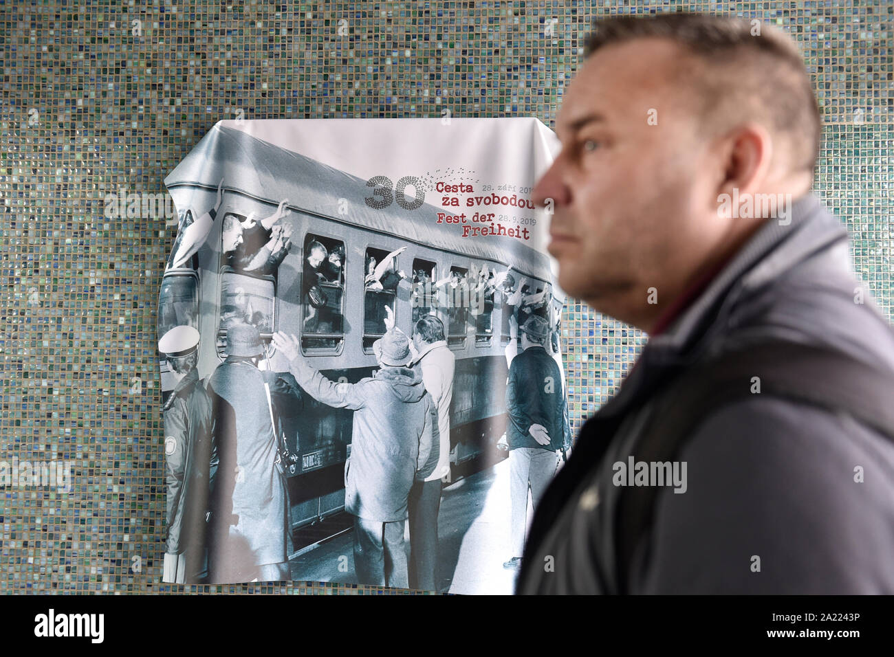 Eine Gedenktafel zur Erinnerung an Straße Ostdeutsche für die Freiheit im Herbst 1989 wurde Prag Liben Bahnhof in Prag, Tschechische Republik, 28. September 2019, seit etwa 13.000 Menschen mit besonderen Zügen in die Bundesrepublik Deutschland von dort vor 30 Jahren gefahren wurden. (CTK Photo/Michaela říhová) Stockfoto