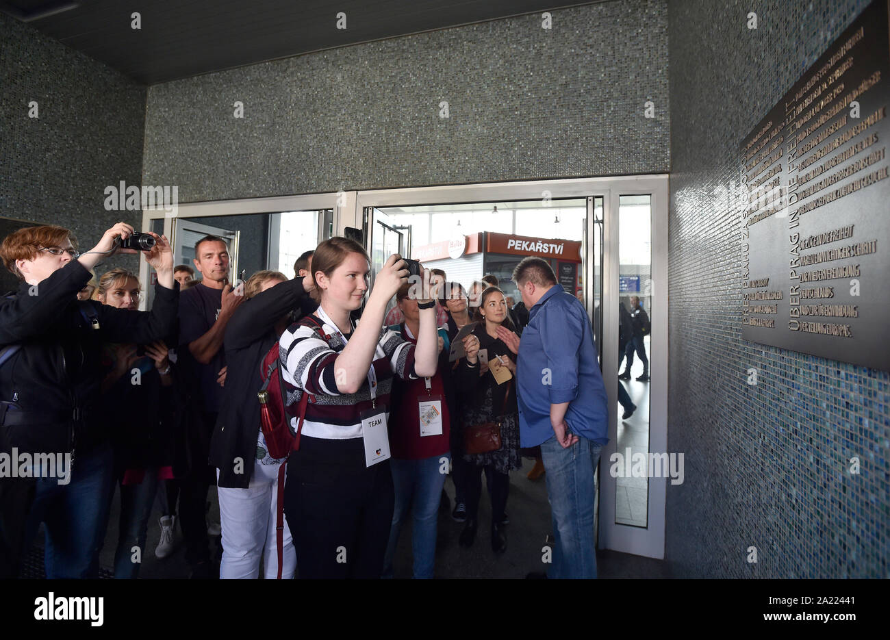 Eine Gedenktafel zur Erinnerung an Straße Ostdeutsche für die Freiheit im Herbst 1989 wurde Prag Liben Bahnhof in Prag, Tschechische Republik, 28. September 2019, seit etwa 13.000 Menschen mit besonderen Zügen in die Bundesrepublik Deutschland von dort vor 30 Jahren gefahren wurden. (CTK Photo/Michaela říhová) Stockfoto