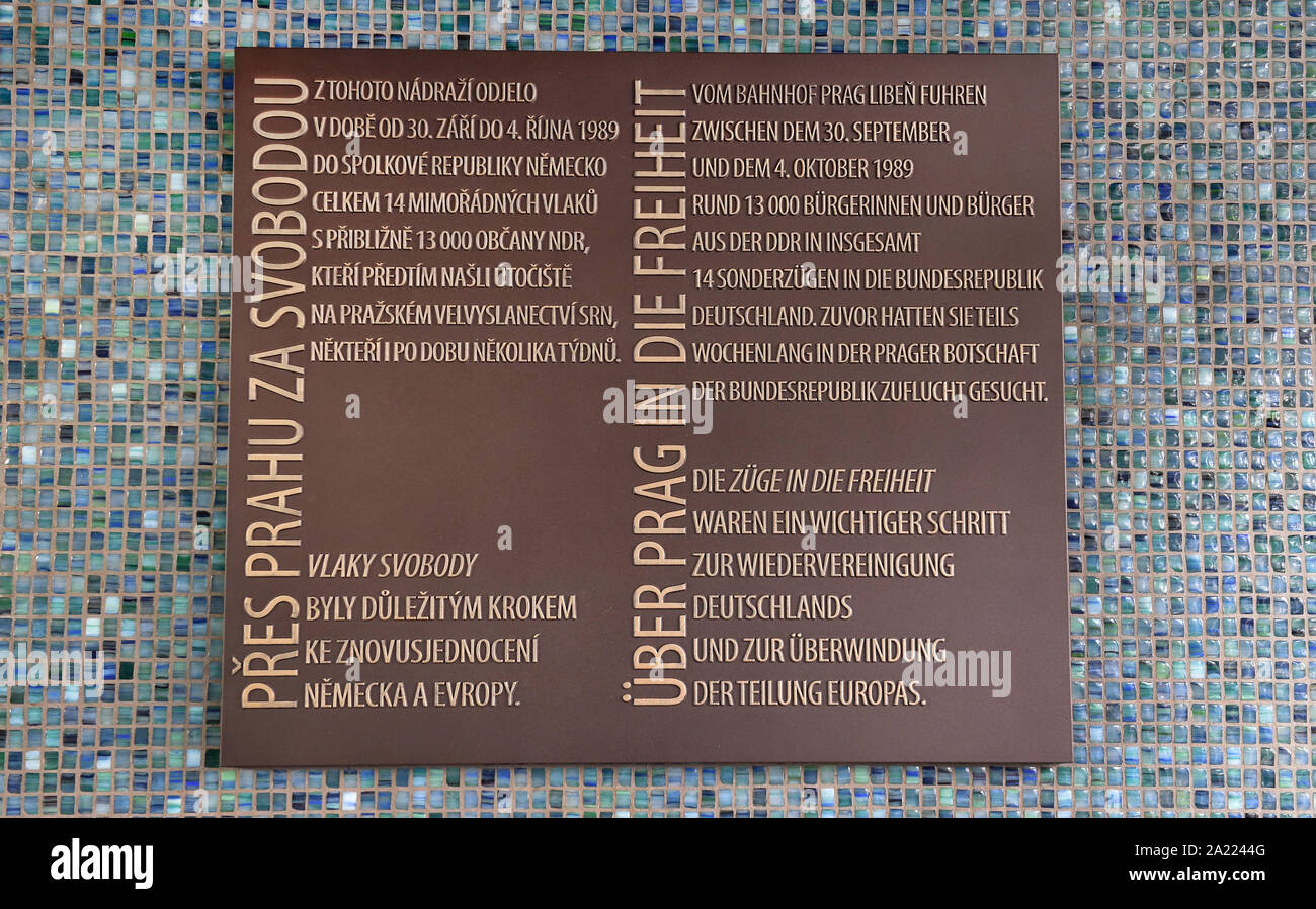 Eine Gedenktafel zur Erinnerung an Straße Ostdeutsche für die Freiheit im Herbst 1989 wurde Prag Liben Bahnhof in Prag, Tschechische Republik, 28. September 2019, seit etwa 13.000 Menschen mit besonderen Zügen in die Bundesrepublik Deutschland von dort vor 30 Jahren gefahren wurden. (CTK Photo/Michaela říhová) Stockfoto