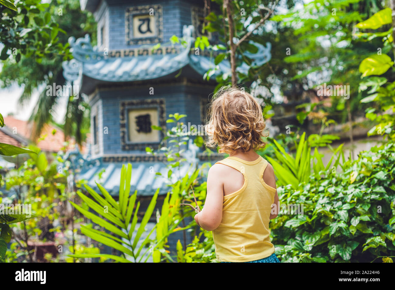 Junge Tourist in buddhistischen Tempel in Vietnam Nha Trang Stockfoto