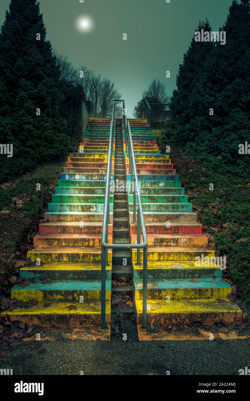 Bunte Treppen unter moonlight Stockfoto