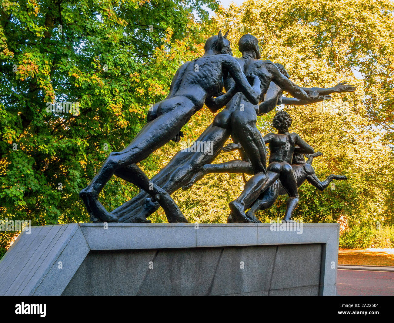 Der Ansturm der Grünen oder der Bowater House Group von Jacob Epstein (1959), Hyde Park, London Stockfoto