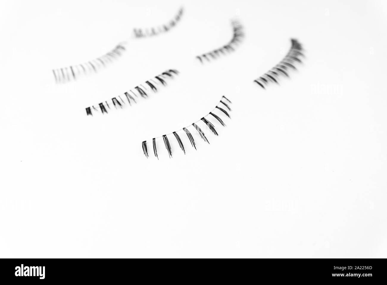 Falsche Wimpern auf weißem Hintergrund Stockfoto