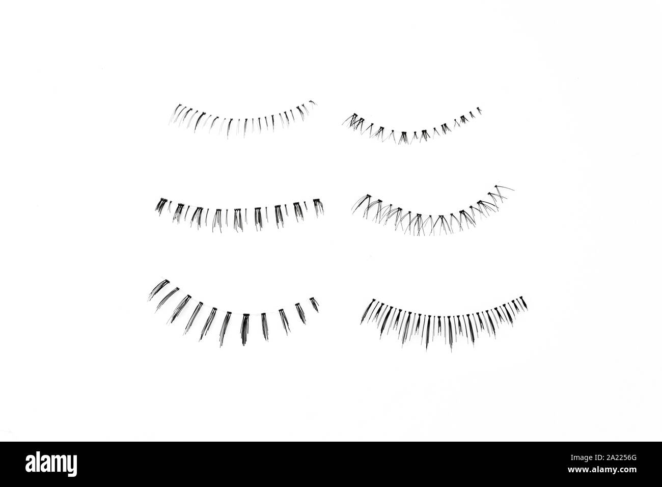 Falsche Wimpern auf weißem Hintergrund Stockfoto